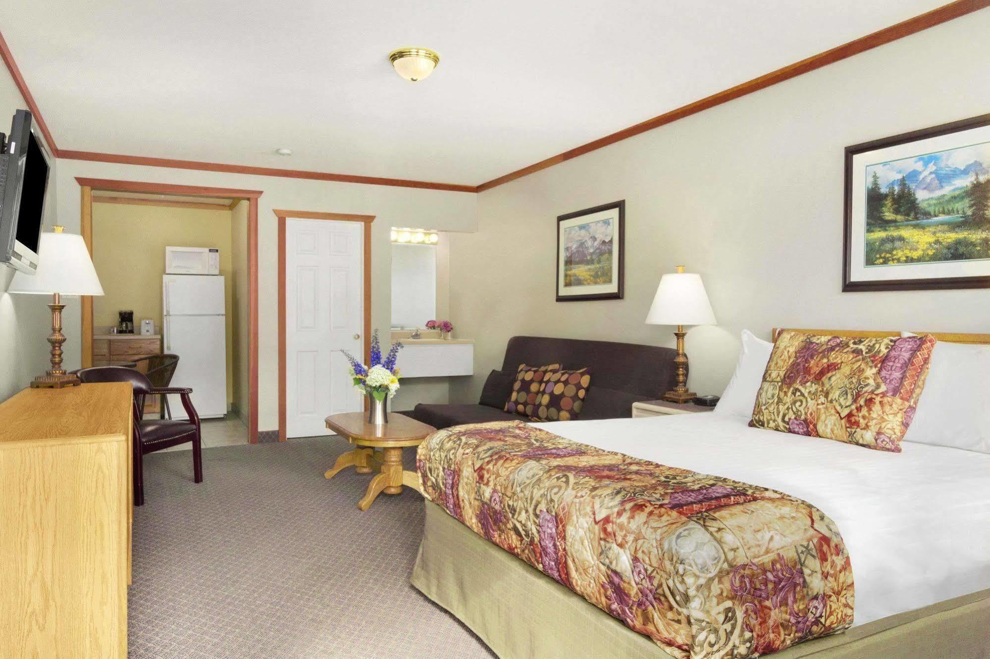 Travelodge By Wyndham Golden Sportsman Lodge Экстерьер фото